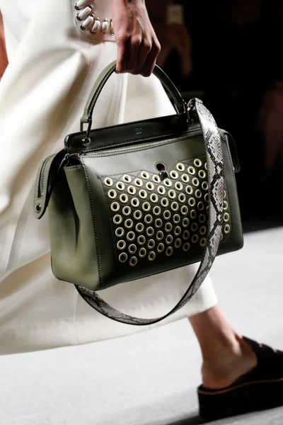 Look 27